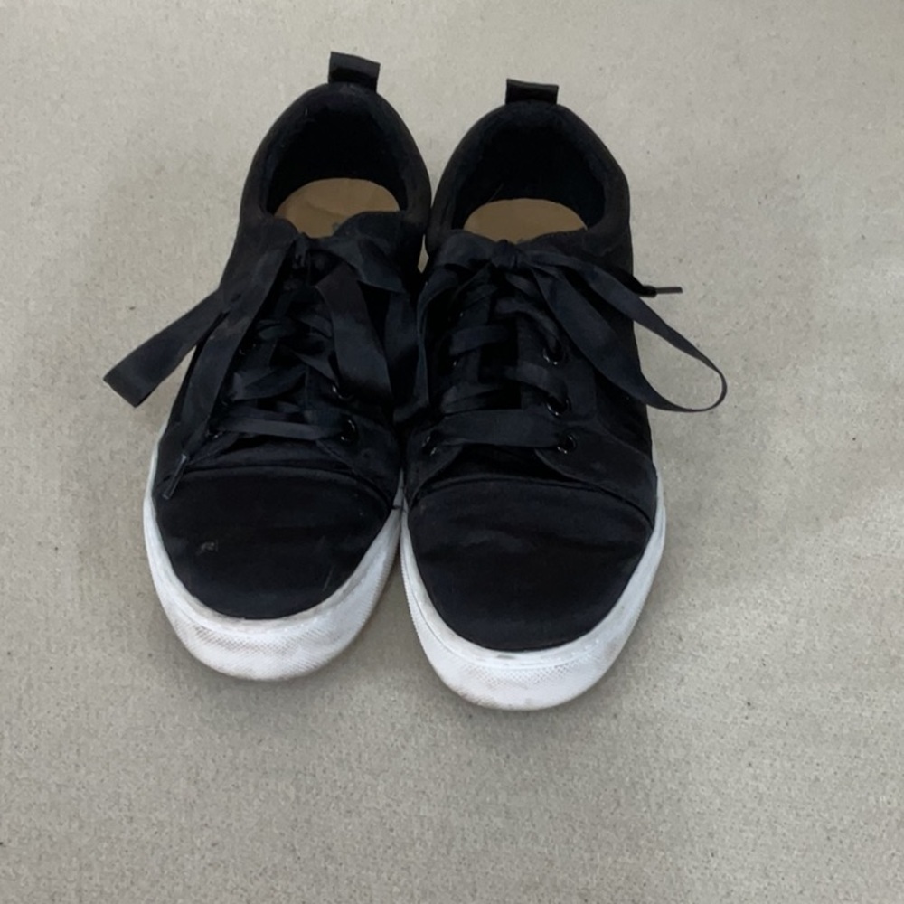 EUC woman’s DIRTY LAUNDRY sneakers
